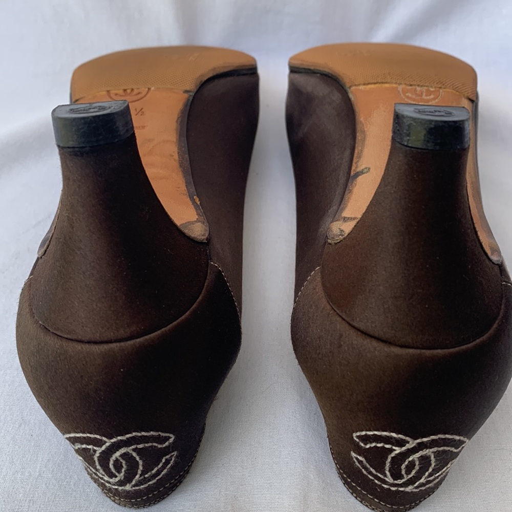 Vintage Chanel Brown Silk Pumps with Embroidered Logo on back heel. Sz8.5 - Picture 8 of 14